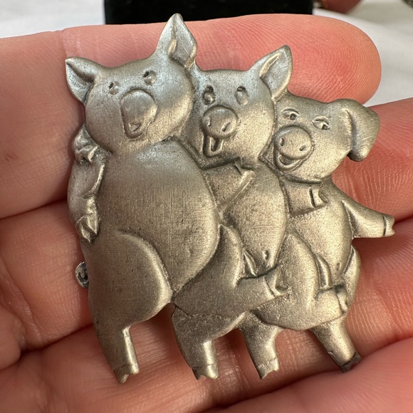 Vintage 70’s Three Little Pigs dancing pigs brooch - Picture 5 of 6